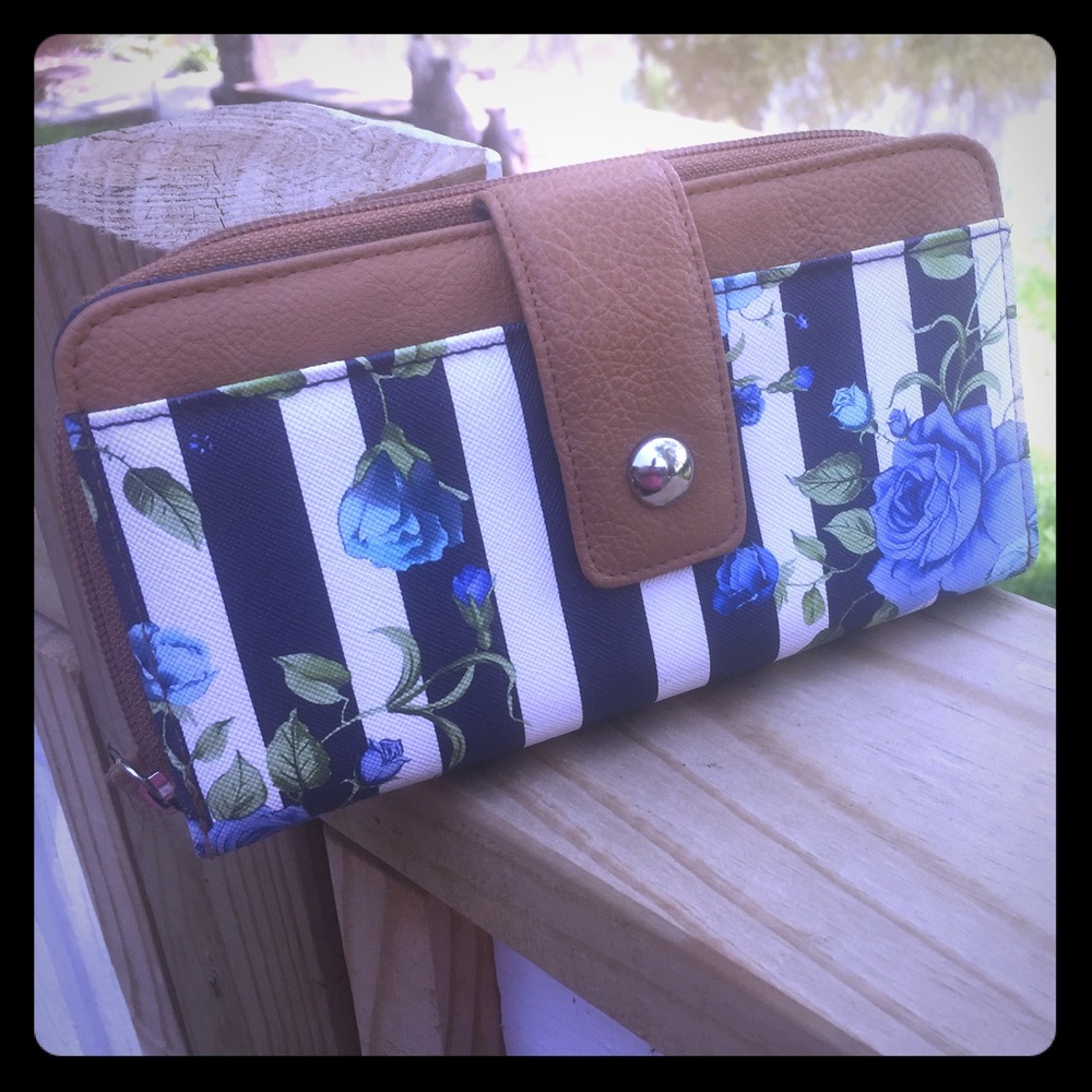 Extra large wallet/wristlet.